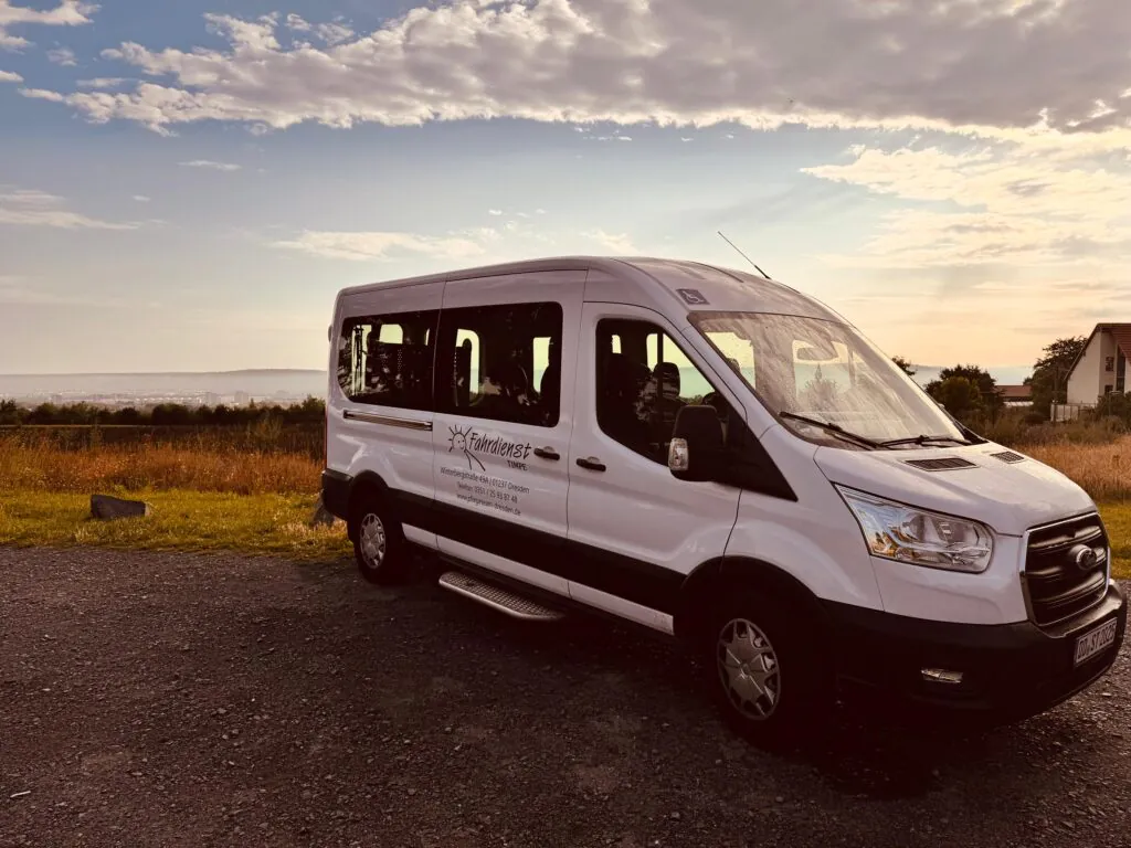 Weißer Kleinbus des Fahrdienstes von Pflegeteam Simone Timpe im Abendlicht